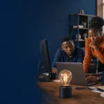 Équipe de l’agence digitale Didacweb avec symbole d’innovation