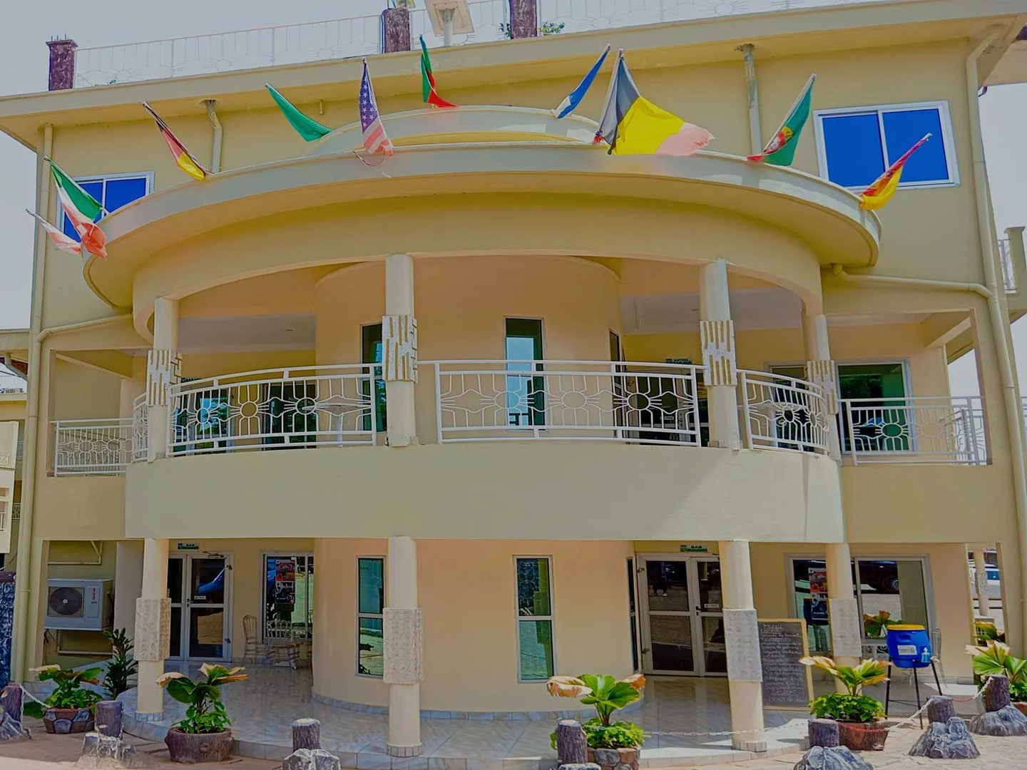 Façade de La Tour d’Argent à Garoua