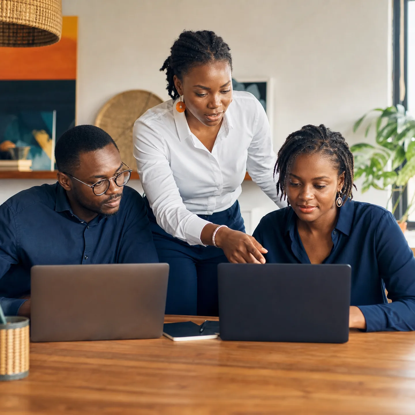 Formatrice Didacweb animant un atelier digital pratique auprès d’une équipe