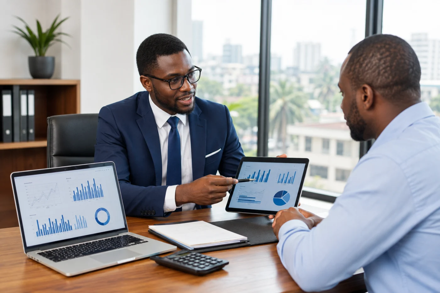 Expert-comptable africain expliquant des résultats à un entrepreneur / African accountant explaining results to an entrepreneur