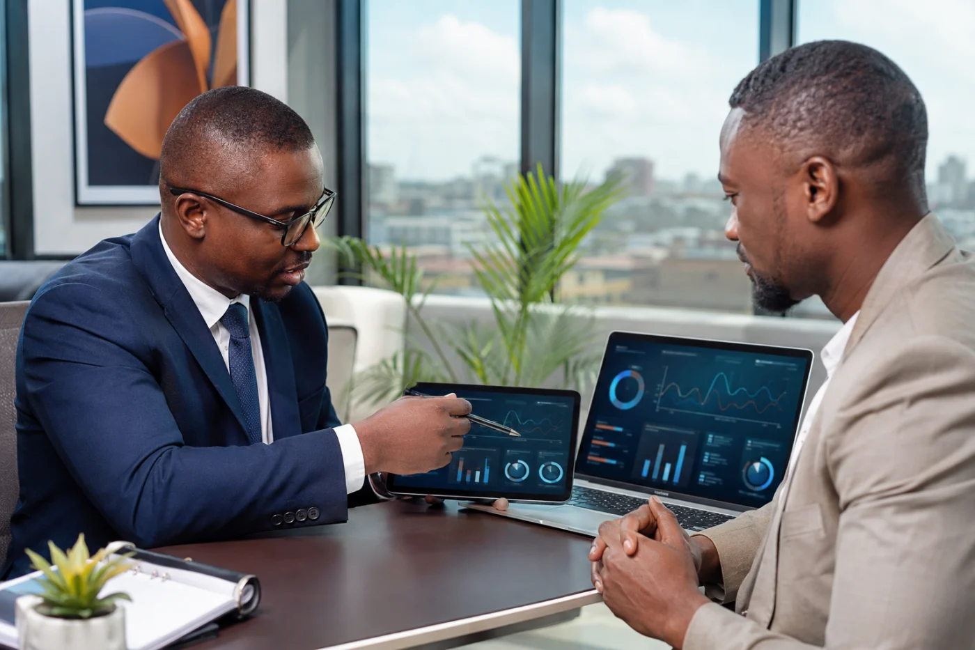 Conseiller financier africain présentant un parcours digital sécurisé / African financial adviser presenting a secure digital journey
