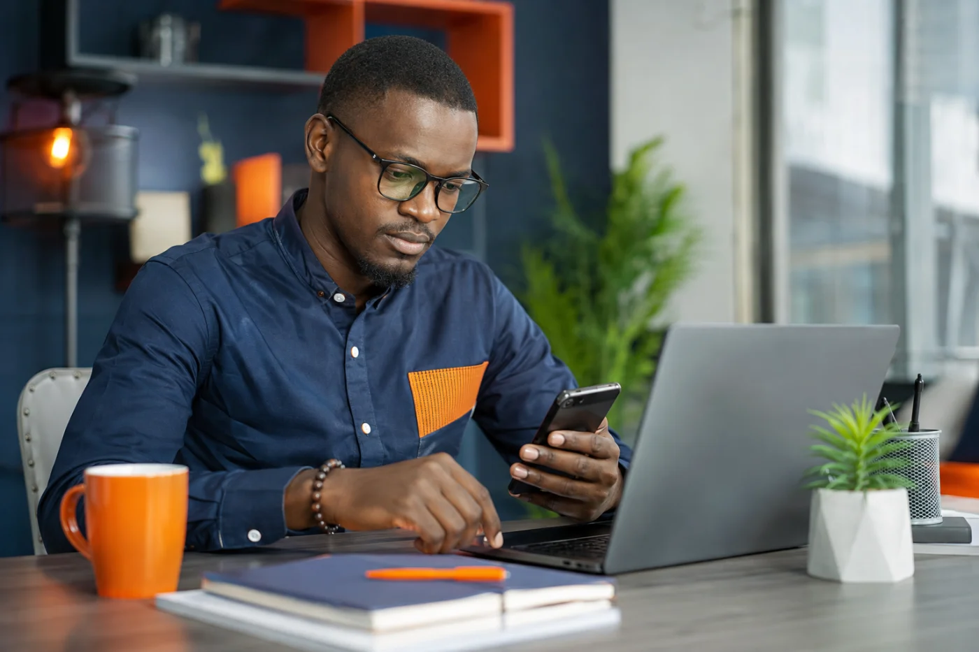 Spécialiste africain préparant des parcours automatisés par email et SMS / African specialist preparing automated email and SMS customer journeys
