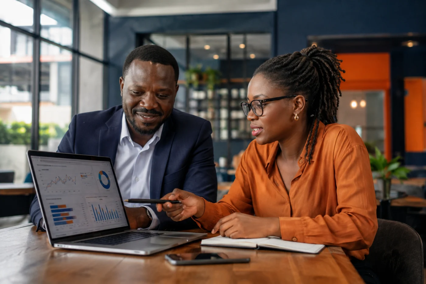 Consultants africains analysant une stratégie de référencement naturel / African consultants analysing an organic search strategy
