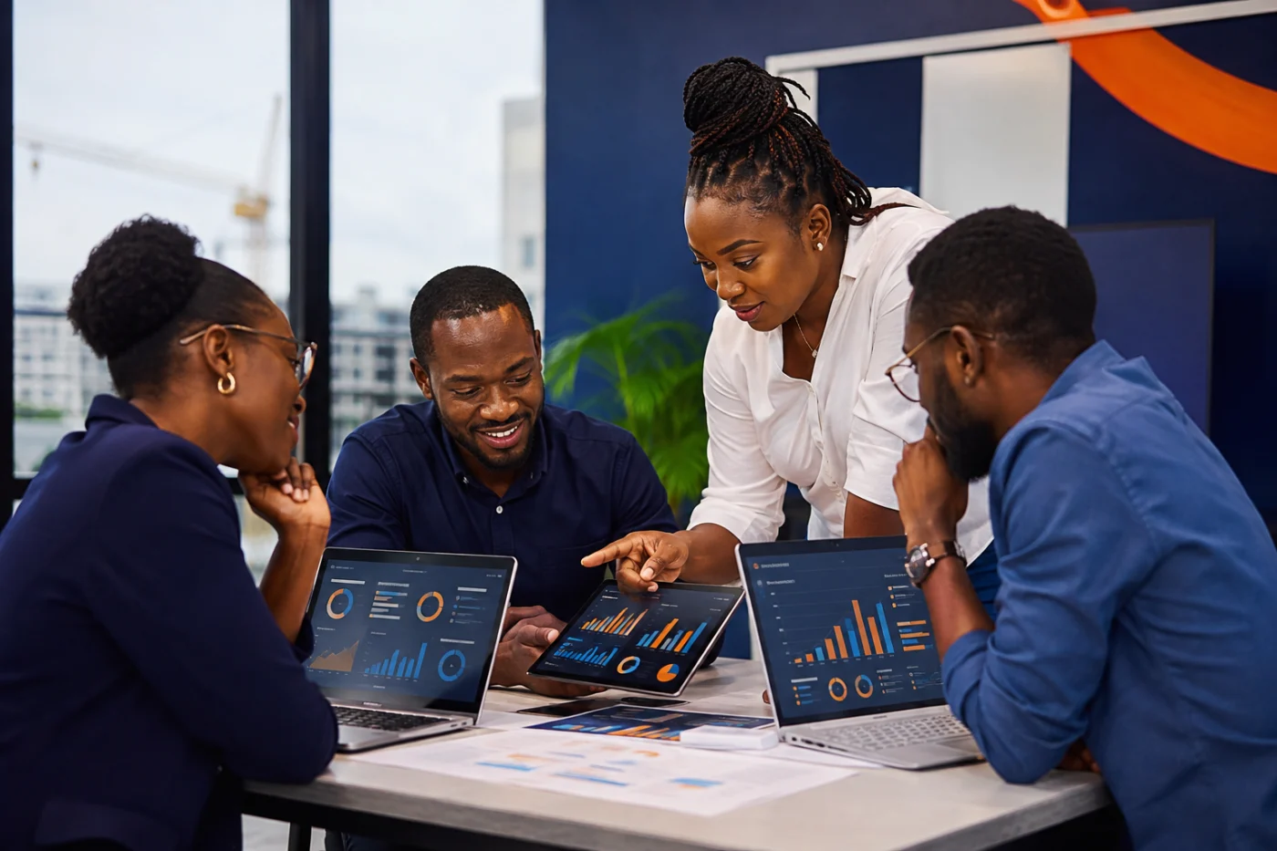Équipe de startup africaine analysant sa croissance digitale / African startup team analysing digital growth