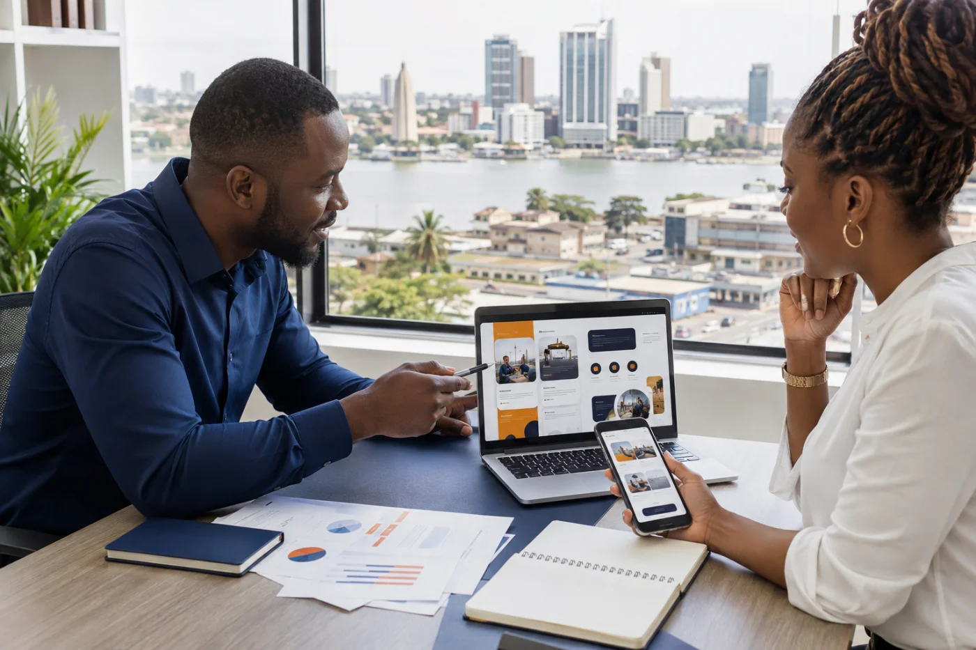 Entrepreneure camerounaise et consultant Didacweb préparant un site mobile / Cameroonian entrepreneur and Didacweb consultant planning a mobile website