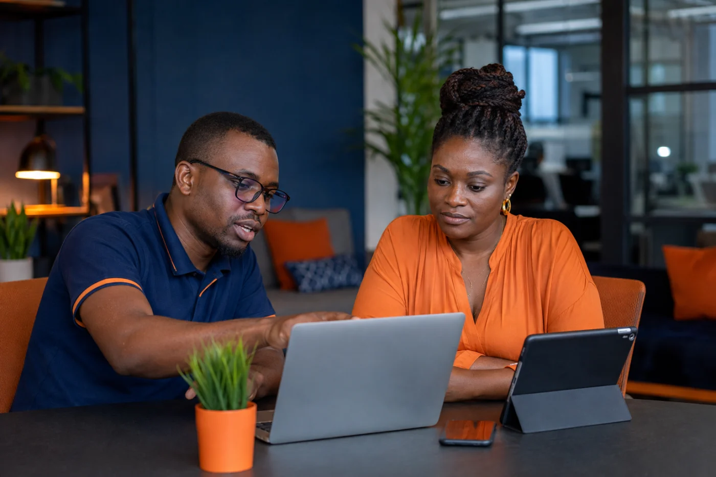 Spécialiste africain aidant une entreprise à résoudre un problème WordPress / African specialist helping a business solve a WordPress issue